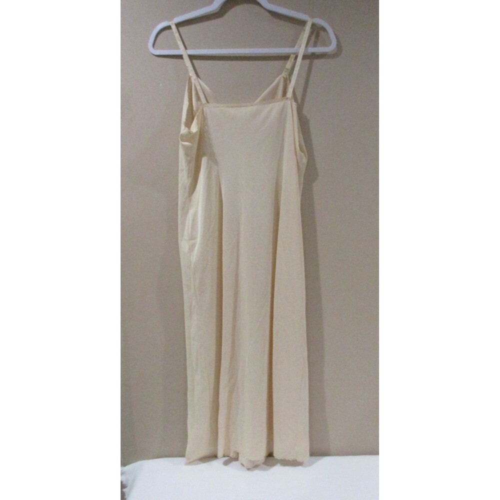 Vintage Vanity Fair Full Slip Beige Nylon Large 38  Everyday USA Silky - Picture 2 of 7